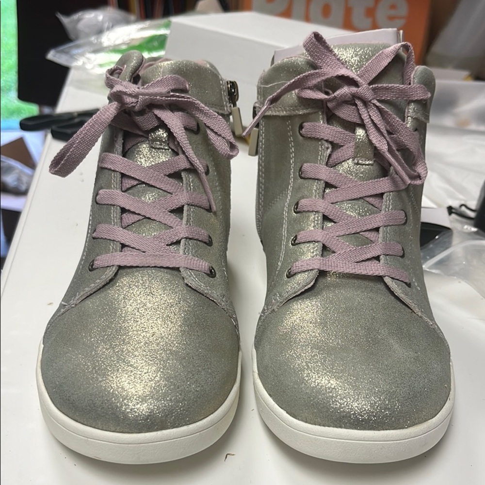 UGG size 6 Silver High-Top Sneakers with Pink Laces
Make Me an offer!!♥️